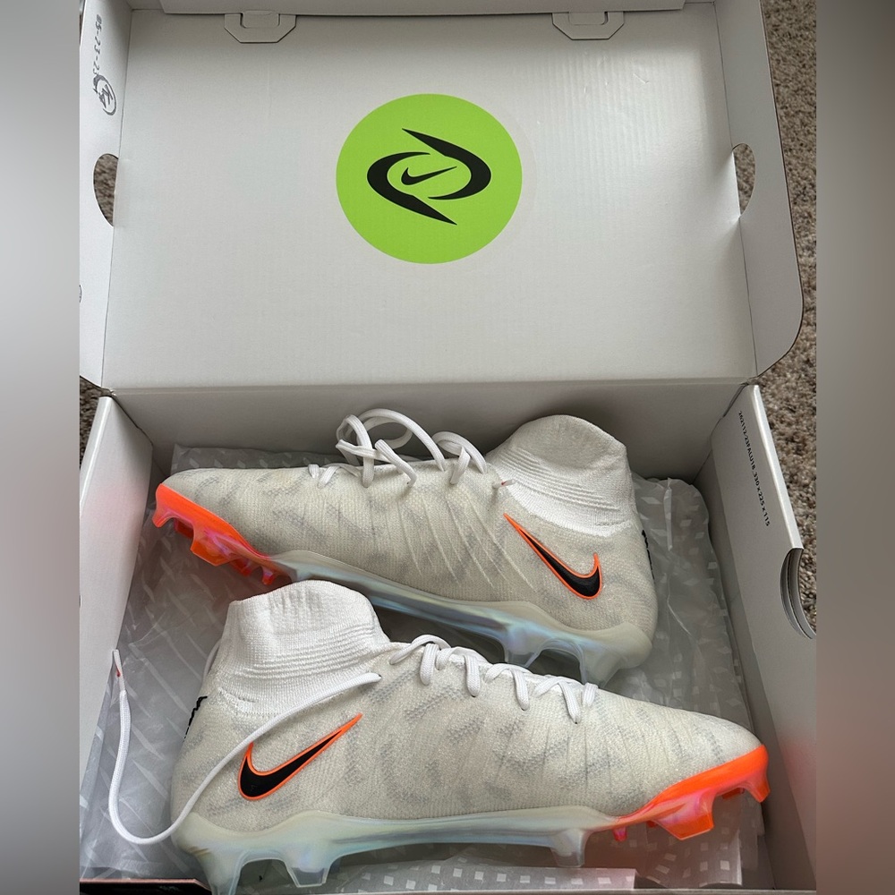 Brand New, never been worn Women’s Phantom Luna Soccer Cleats size 9.5.